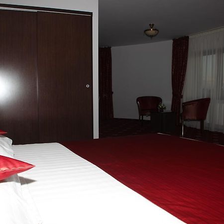 Hotel Royal 2 Urziceni Exterior foto