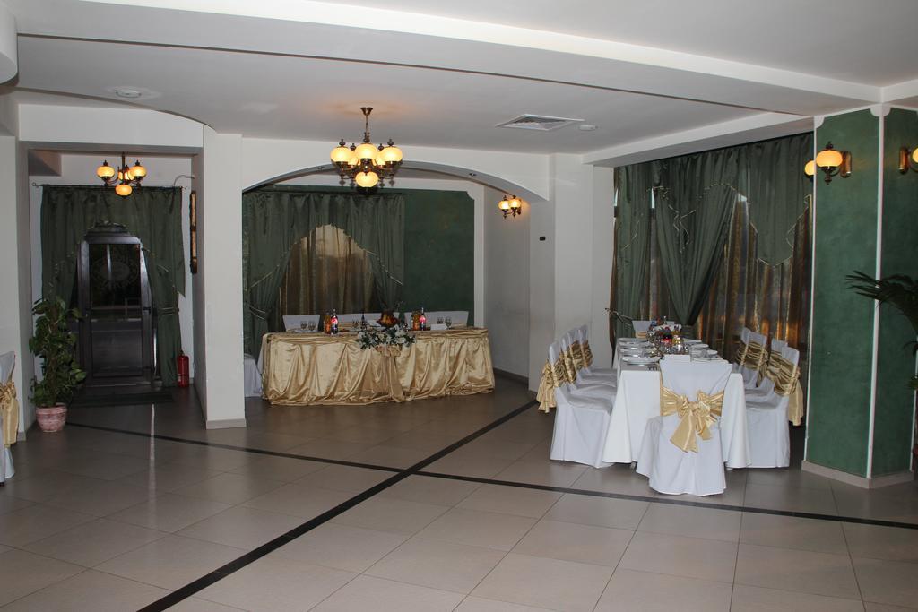 Hotel Royal 2 Urziceni Exterior foto