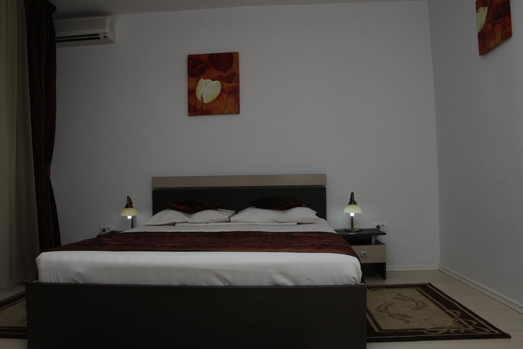 Hotel Royal 2 Urziceni Habitación foto
