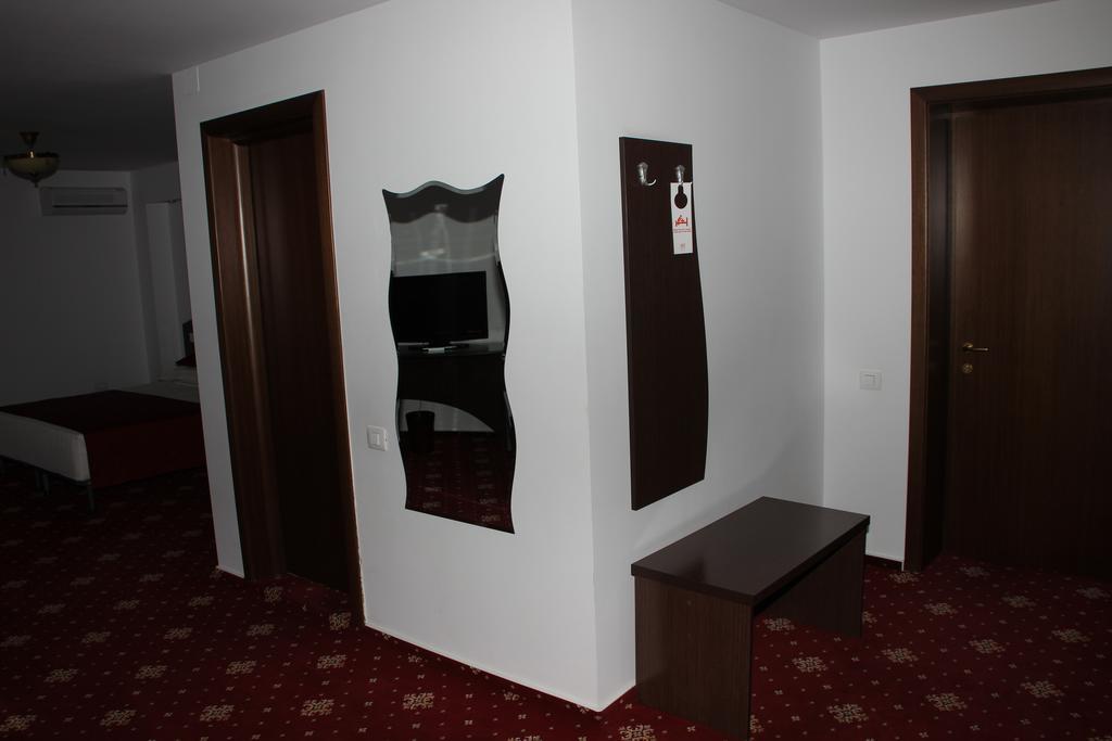 Hotel Royal 2 Urziceni Habitación foto