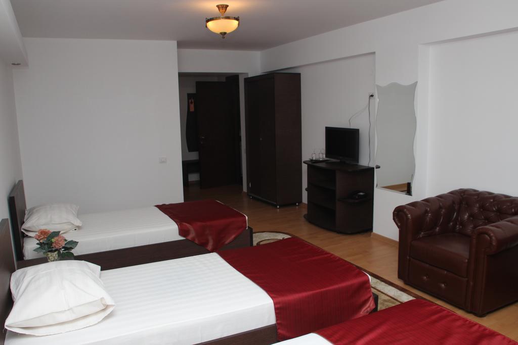 Hotel Royal 2 Urziceni Habitación foto